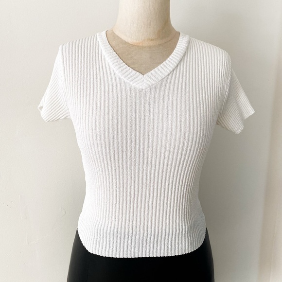 Vintage White Tee - Fashion Avenue Cropped Ribbed Knit V-Neck Top – Size Medium - Picture 2 of 8